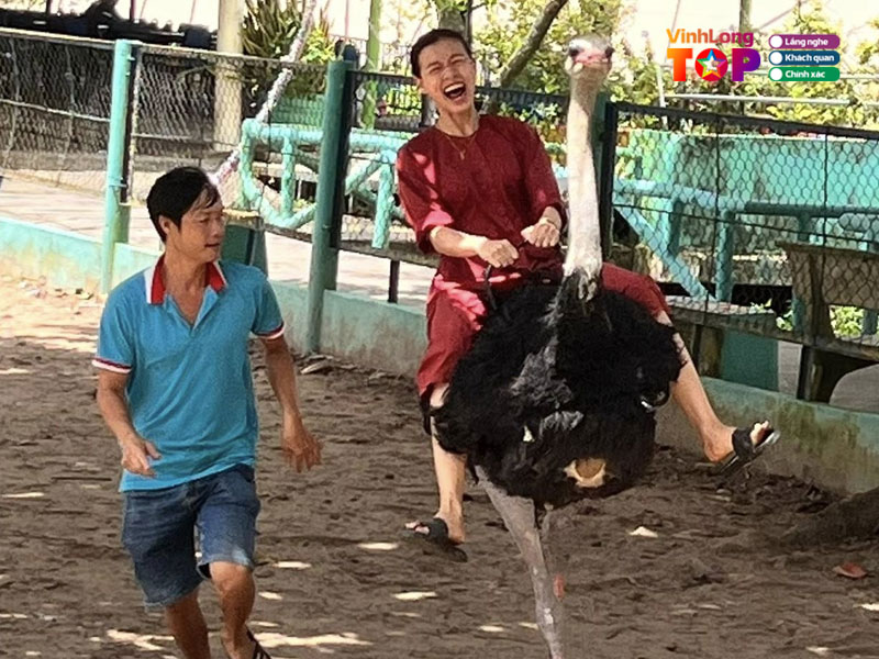 Cuoi-da-dieu-va-tham-quan-vuon-chim-vinhlongtoplist